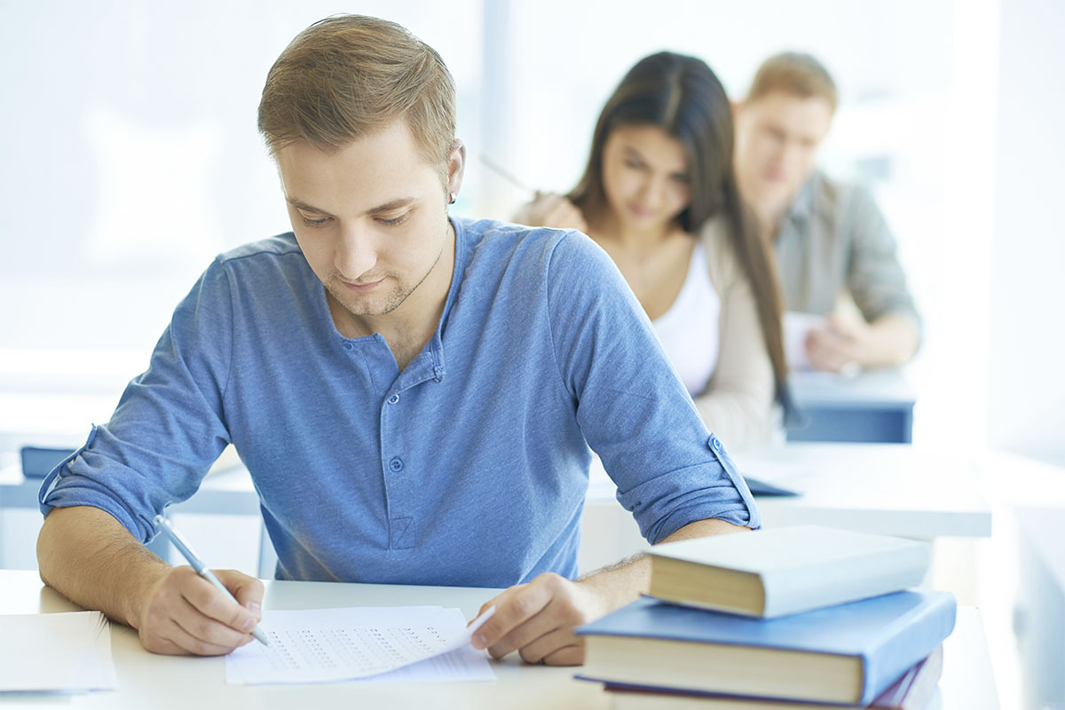 Alumno de Mikeldi realizando examen
