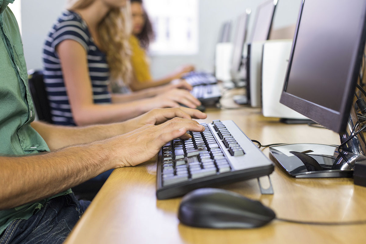 Alumnos de Formación Profesional en Bilbao en Centro Estudios Mikeldi preparándose para su futuro laboral