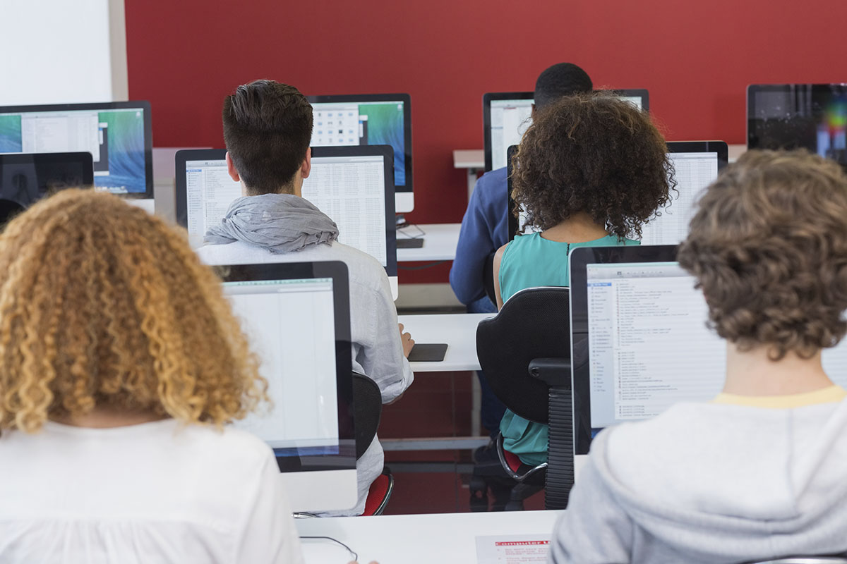 Curso de Excel en Bilbao en Centro Estudios Mikeldi con alumnos aprendiendo hojas de cálculo