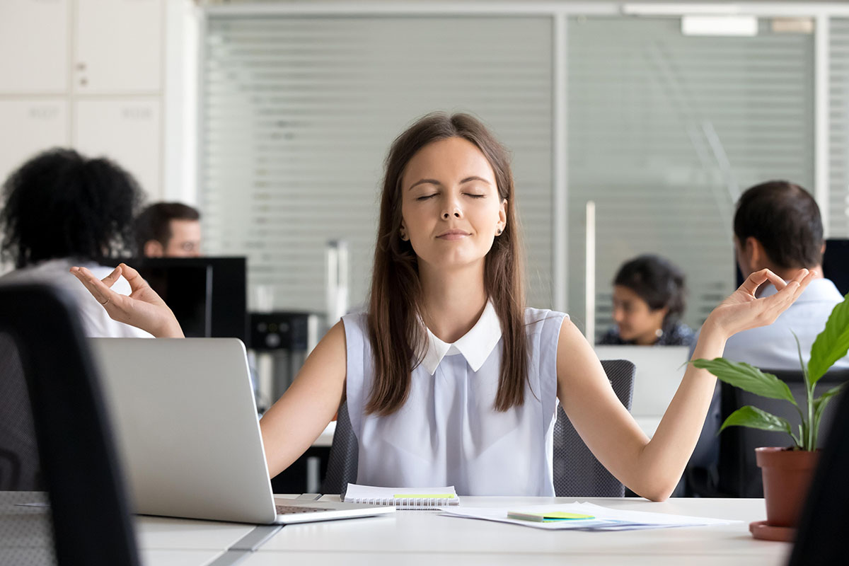 Estudiante relajándose antes de un examen